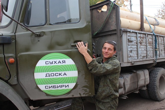Иллюстрация водителя Дмитрия, который доставляет сухую доску клиентам в Красноярске